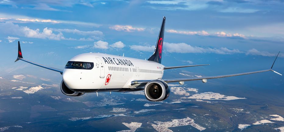 Air Canada Boeing 737 in flight