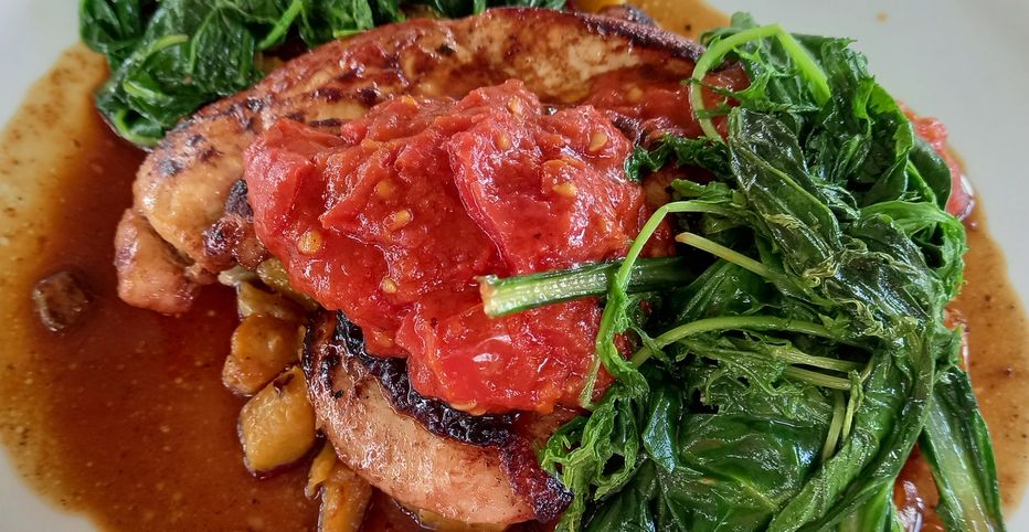 Grilled chicken, with tomatoes and kale