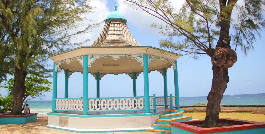 Hastings Rocks bandstand with view of the boardwalk and ocean